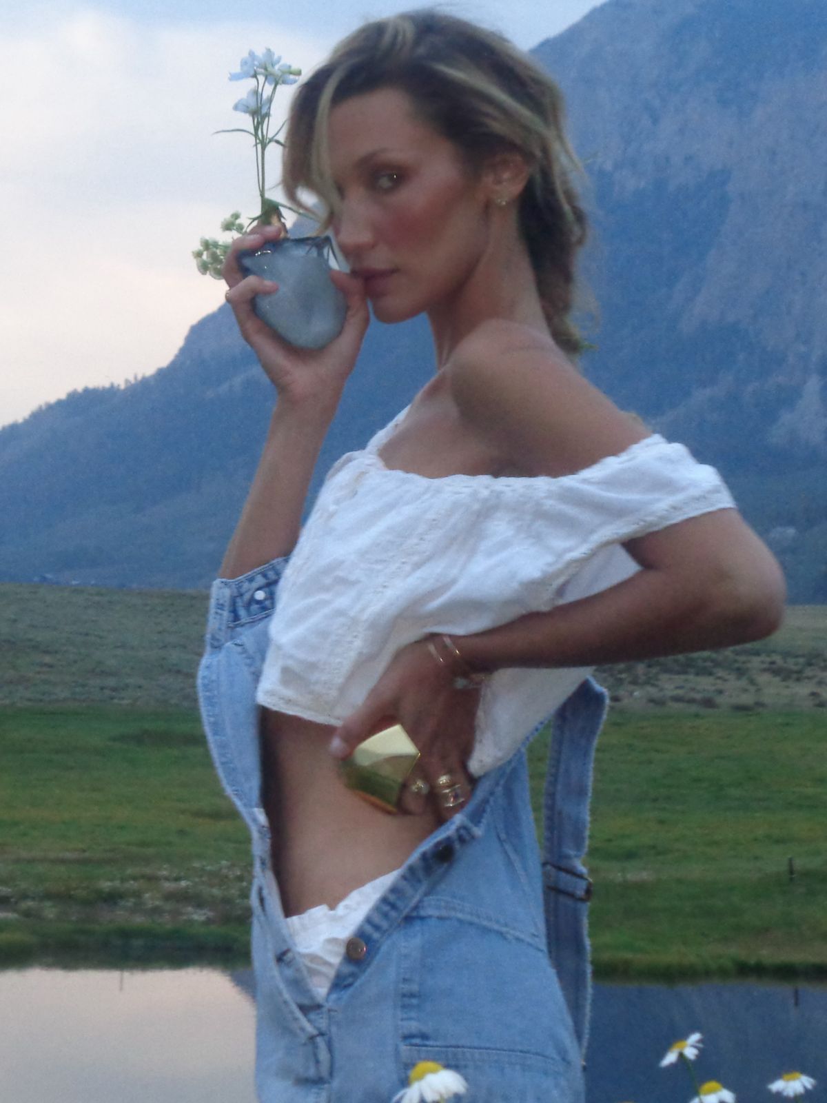 Bella Hadid Calls Jasmine Her “Favorite Girl” in New Orebella Post