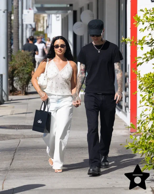 demi-lovato-in-white-street-style-at-alo-july-30-2026-1 Demi Lovato in White Street Style at Alo – July 30, 2026