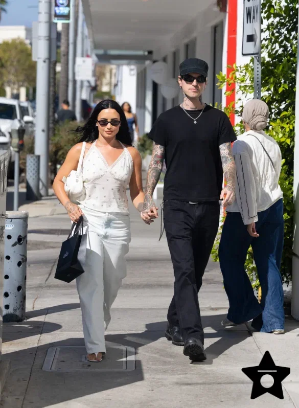 demi-lovato-in-white-street-style-at-alo-july-30-2026-2 Demi Lovato in White Street Style at Alo – July 30, 2026