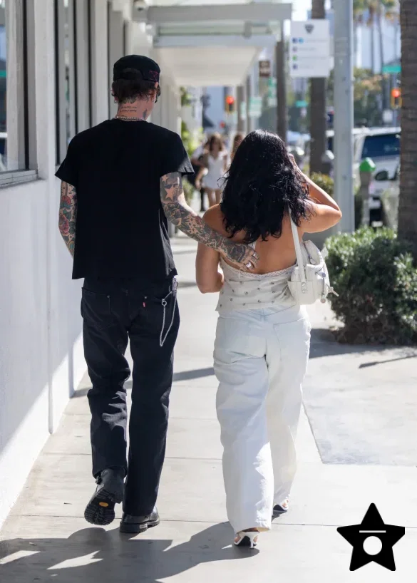 demi-lovato-in-white-street-style-at-alo-july-30-2026-3 Demi Lovato in White Street Style at Alo – July 30, 2026