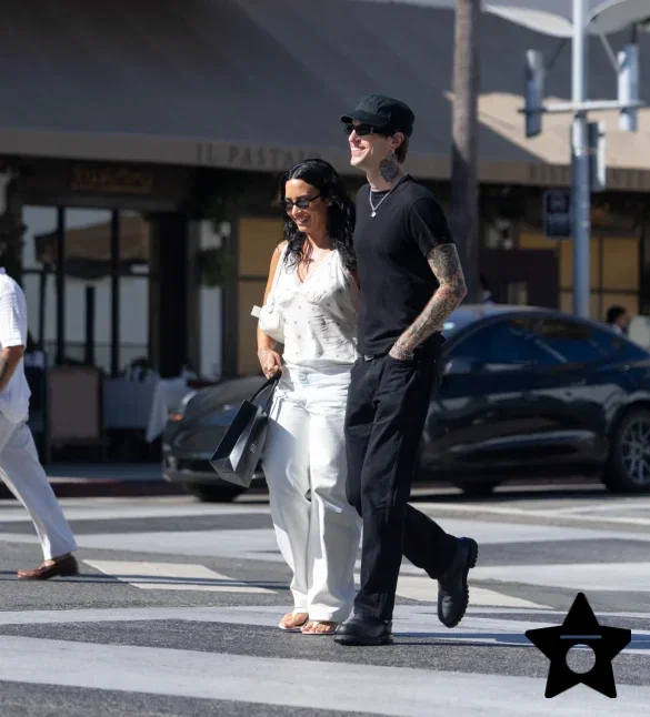 demi-lovato-in-white-street-style-at-alo-july-30-2026-4 Demi Lovato in White Street Style at Alo – July 30, 2026