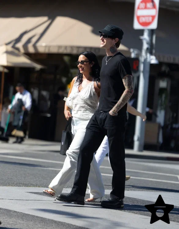 demi-lovato-in-white-street-style-at-alo-july-30-2026-5 Demi Lovato in White Street Style at Alo – July 30, 2026