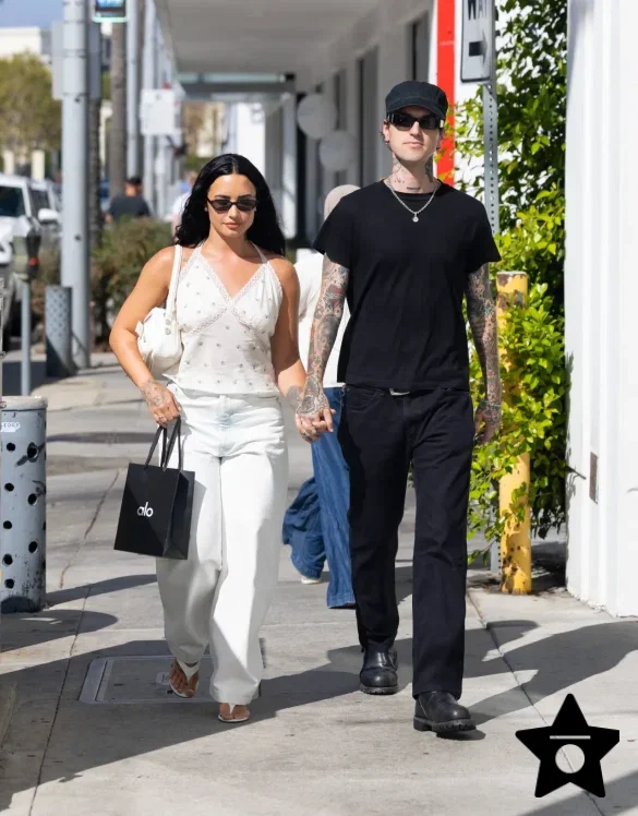 demi-lovato-in-white-street-style-at-alo-july-30-2026-6 Demi Lovato in White Street Style at Alo – July 30, 2026