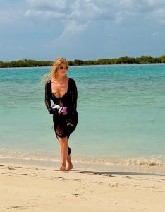 Catching Rays: Jessica Simpson’s Retro Summer Style in Turks and Caicos 32 Catching Rays: Jessica Simpson’s Retro Summer Style in Turks and Caicos