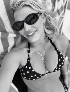 Catching Rays: Jessica Simpson’s Retro Summer Style in Turks and Caicos 31 Catching Rays: Jessica Simpson’s Retro Summer Style in Turks and Caicos