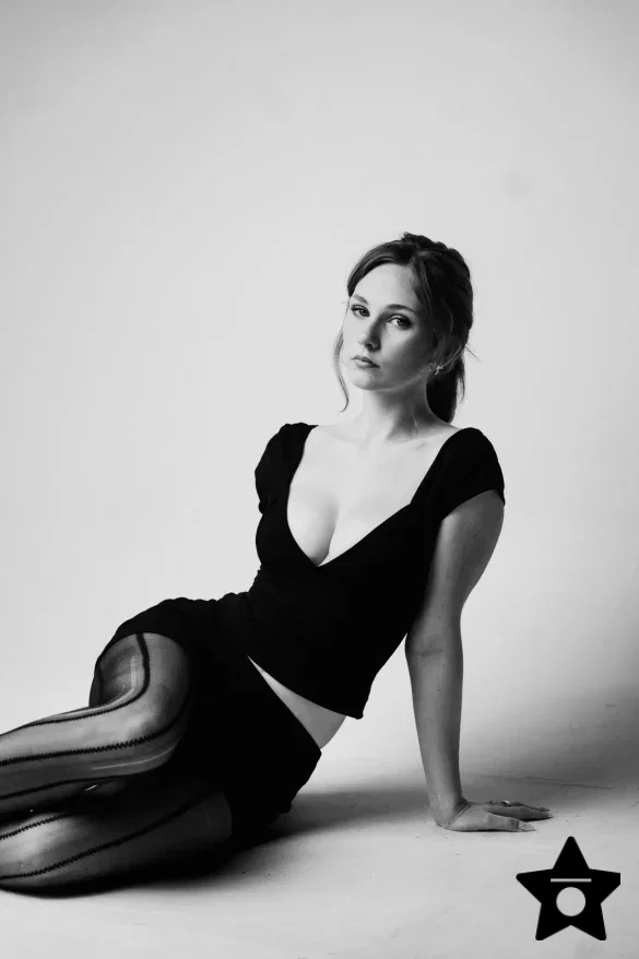 lily-brooks-o-briant-in-black-and-white-studio-looks-2026-0 Lily Brooks O’Briant in Black and White Studio Looks – 2026