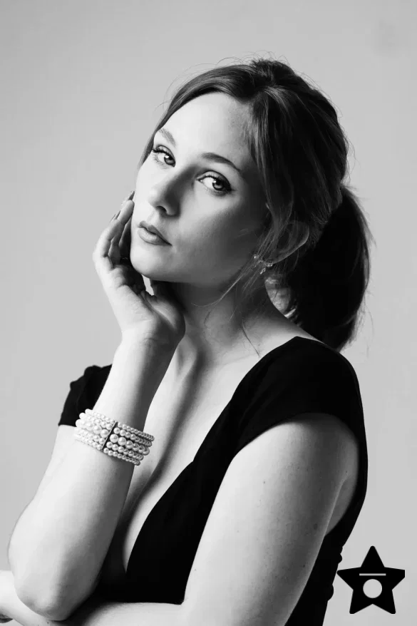lily-brooks-o-briant-in-black-and-white-studio-looks-2026-1 Lily Brooks O’Briant in Black and White Studio Looks – 2026