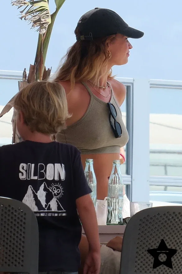 lily-james-travels-in-white-trousers-in-formentera-july-31-2026-6 Lily James Travels in White Trousers in Formentera – July 31, 2026