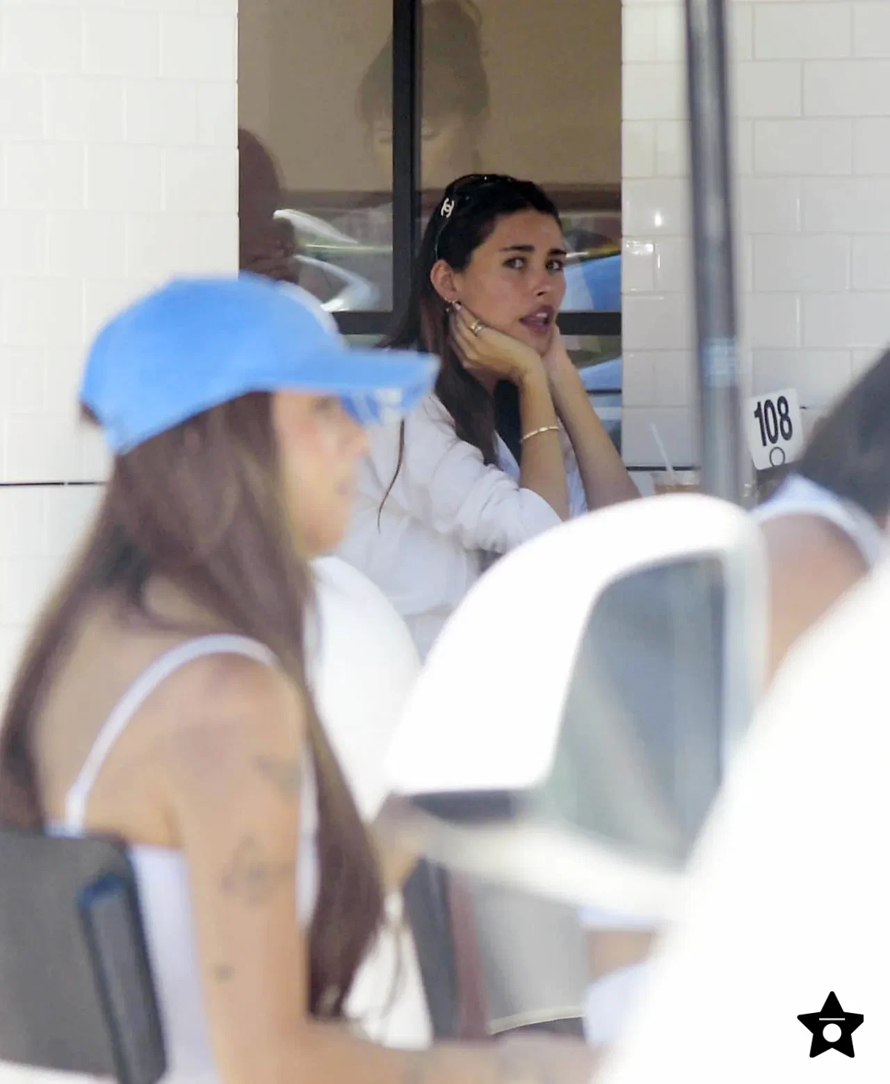 madison-beer-in-loafers-and-micro-shorts-in-los-angeles-august-3-2026-5 Madison Beer in Loafers and Micro-Shorts in Los Angeles – August 3, 2026