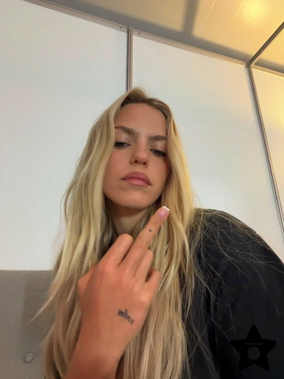 Reneé Rapp Goes Pantsless as She Bares Her Bum in a Cheeky Black Thong