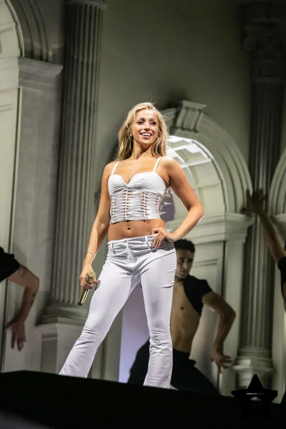 tate-mcrae-in-white-corsetry-at-lollapalooza-august-2-2026-7 Tate McRae in White Corsetry at Lollapalooza – August 2, 2026