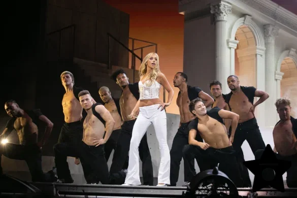 tate-mcrae-in-white-corsetry-at-lollapalooza-august-2-2026-9 Tate McRae in White Corsetry at Lollapalooza – August 2, 2026